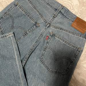 Ett par snygga ljusblåa raka Levis jeans i stl w26 l33.Endast använda en gång då de va lite för stora för mig. Skriv privat för bilder med dem på💕
