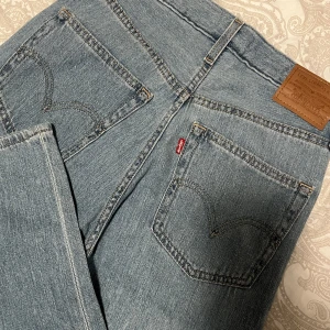 Levi's jeans  - Ett par snygga ljusblåa raka Levis jeans i stl w26 l33.Endast använda en gång då de va lite för stora för mig. Skriv privat för bilder med dem på💕