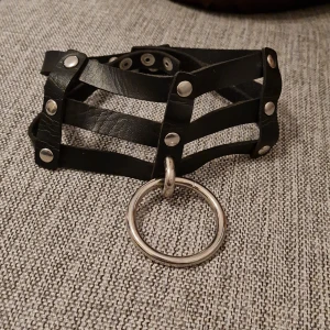 Choker - Choker med ring i läder. Storleken går att justera 🖤