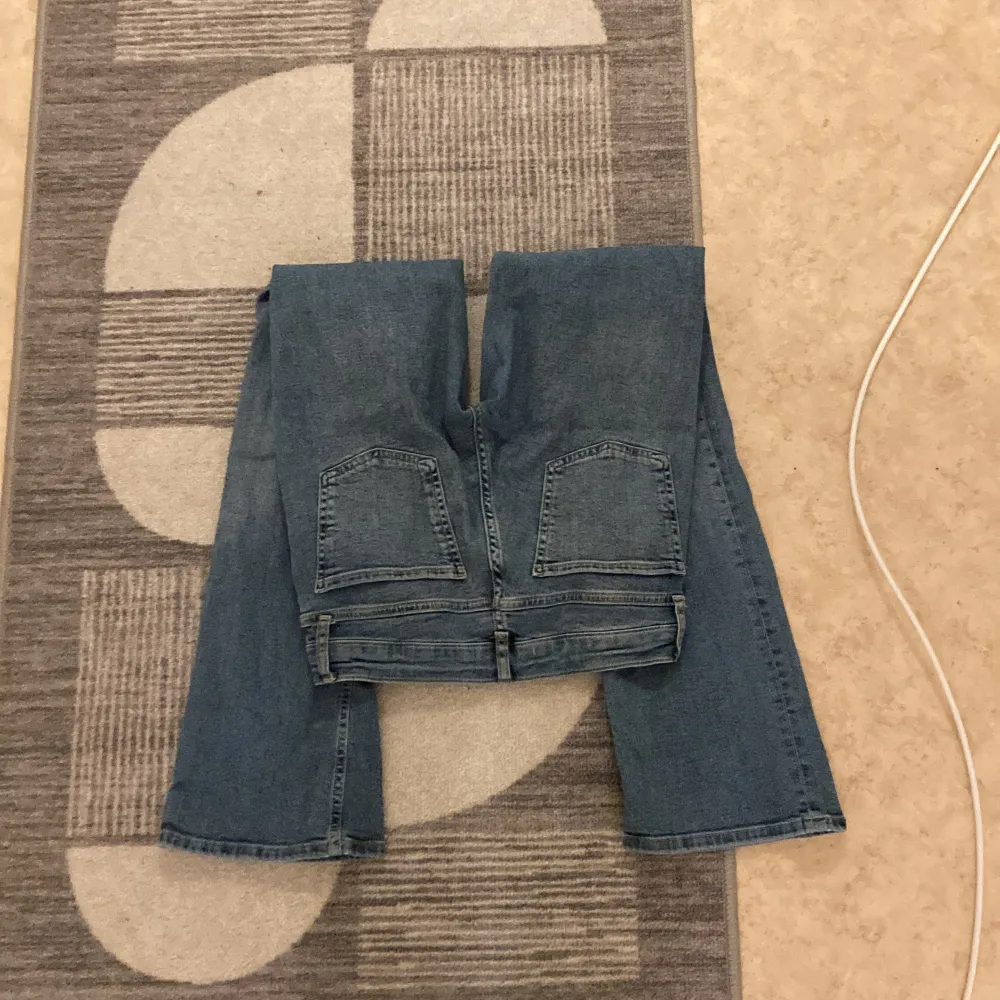 Säljer mina Low Rise bootcut jeans från zara. Dom har bara testats och aldrig använda. . Denimblå. Dom är slutsålda på Zaras hemsida och i butik. dom inte är använda nåt. Är i strl. 36 men passar mig som har xs/s. Nytvättade och redo att säljas.. Jeans & Byxor.