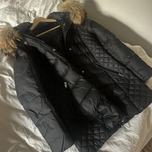 Rockandblue beam mid vinterjacka - Snygg rockandblue vinterjacka i dun med fuskpäls och stor luva! Finns i storlek 40 att hämta hos mig precis utanför Liseberg :) 