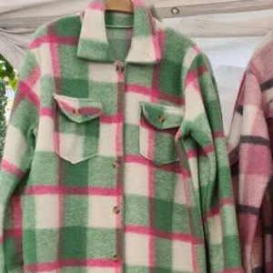 Sockervaddkappa  - Färgglad kappa från marknad på torget. Olskroken. Grön. Rosa. Storlek 38. Medium. Jag är 1. 68cm Den ser ut som på bilden. Möts i gbg eller Malmö. 