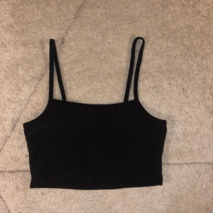 Svart linne - Svart linne från hm i storlek xs. Väldigt kort och liten i modellen. Bra skick.