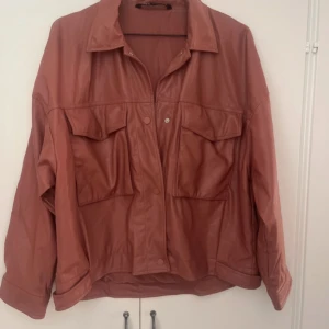 Jacka - Aldrig använd! Bara hängt i garaderoben  Den är oversized 