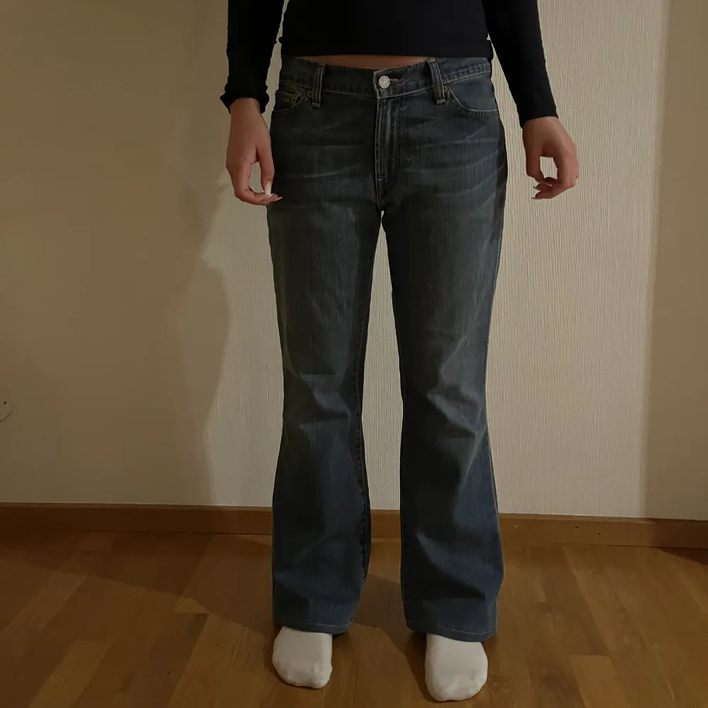 Säljer dessa levis jeans i storlek S. Midja 40. Innerben 71. 🥰. Jeans & Byxor.