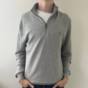 Ralph Lauren half zip, grå - Nästan helt ny half zip från ralph lauren, skick 9/10. Inga defekter. Storlek M, passar nog även personer med storlek L. Nypris 1400, säljer för 800.