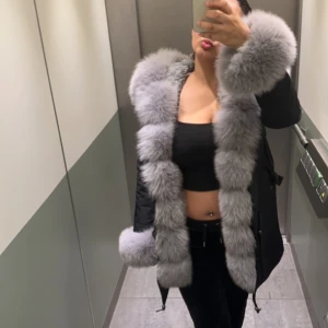 Parkas jacka - En helt nya sjukt vacker parkas jacka i färgen grå, anledning varför jag vill sälja är för den är stor. Köpt för 4899kr från ”sssshop” i september och använt 5gånger ish. desutom kan man ta bort pälsen från jackan, pälsen på jackan är äkta 🥰❤️💕☺️
