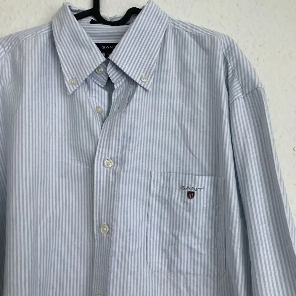 Gant skjorta i 100% bomull, tjockt och fint tyg och sparsamt använd. Går att använda som oversize som skjortklänning tex :) Storlek: XL Pris: 300kr. Skjortor.
