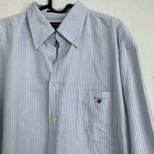 Gant skjorta i 100% bomull, tjockt och fint tyg och sparsamt använd. Går att använda som oversize som skjortklänning tex :) Storlek: XL Pris: 300kr