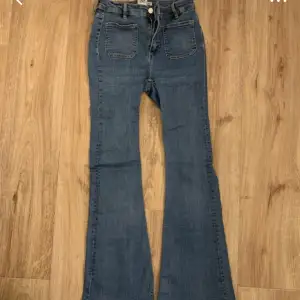 Jeans med fickor fram, knappt använda