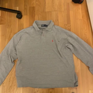 Ralph Lauren piké  - Ralph lauren piké. Storlek XL men passar som M/L.  bra skick och väldigt fin. Sitter bra men bara inte min grej därför säljer jag. Kan mötas upp i Stockholm.