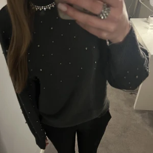 stickad tröja - En jättegullig stickad tröja som inte kommer till användning längre!  Bra skick💓