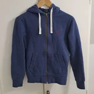 En fin Ralph Lauren hoodie I XS modell. Inga defekter  Bredd; 40 Längd; 60 
