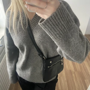 Axelremsväska - Jag säljer en svart jättefin väska. Den är knappt använd och därför i fint skick💓köparen står för frakten!