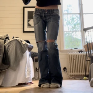 Lågmidjade jeans - Jätte fina ljusblå Lågmidjade jeans i storlek 36-38 dom är 107 cm långa och jag är 169 cm lång!💗💗 ställ gärna frågor