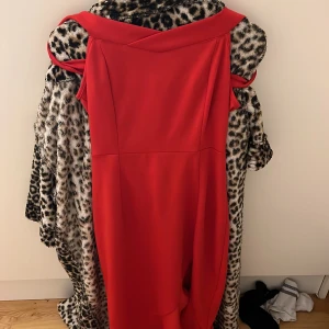 Klänning till fester - En superfin röd klänning med slits, säljer för den är för stor för mig. Inga effekter eller något