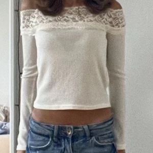 Offshoulder topp - Jättefin och trendig off shoulder tröja med spets  💕💕💕 bra skick 