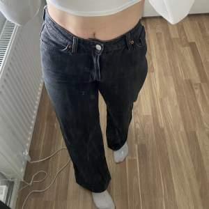 Jag säljer ett par svart/gråa, raka, midwaist Monki jeans i storlek 25. Jättesköna men inte kommit till användning💘köparen står för frakten!