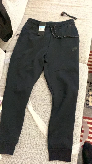 Nike tech  - Helt nya Nike tech mjukis säljer dem då dem inte passa mig. Storlek M. Kan frakta eller möts upp i Malmö