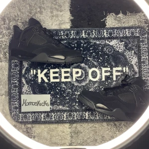 Jordan 4 retro black - Jordan 4 retro black Skick: 10/10, Helt nya med tag! Storlek: 44,5