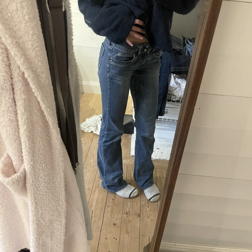 Lågmidjade diesel jeans i storlek 36-38! 105 cm långa och jag är 169! Ställ gärna frågor💗💗💗. Jeans & Byxor.