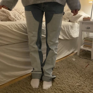 Fillipa K jeans - Säljer mina jätte eftertraktade och coola jeans från Filippa K. Jag är 170 cm och jeansen är långa på mig vilket är så najs. Säljer dem eftersom att de är för stora för mig. Jag köpte de för 2700kr, säljer för endast 1500 även fast de knappt är använda❤️