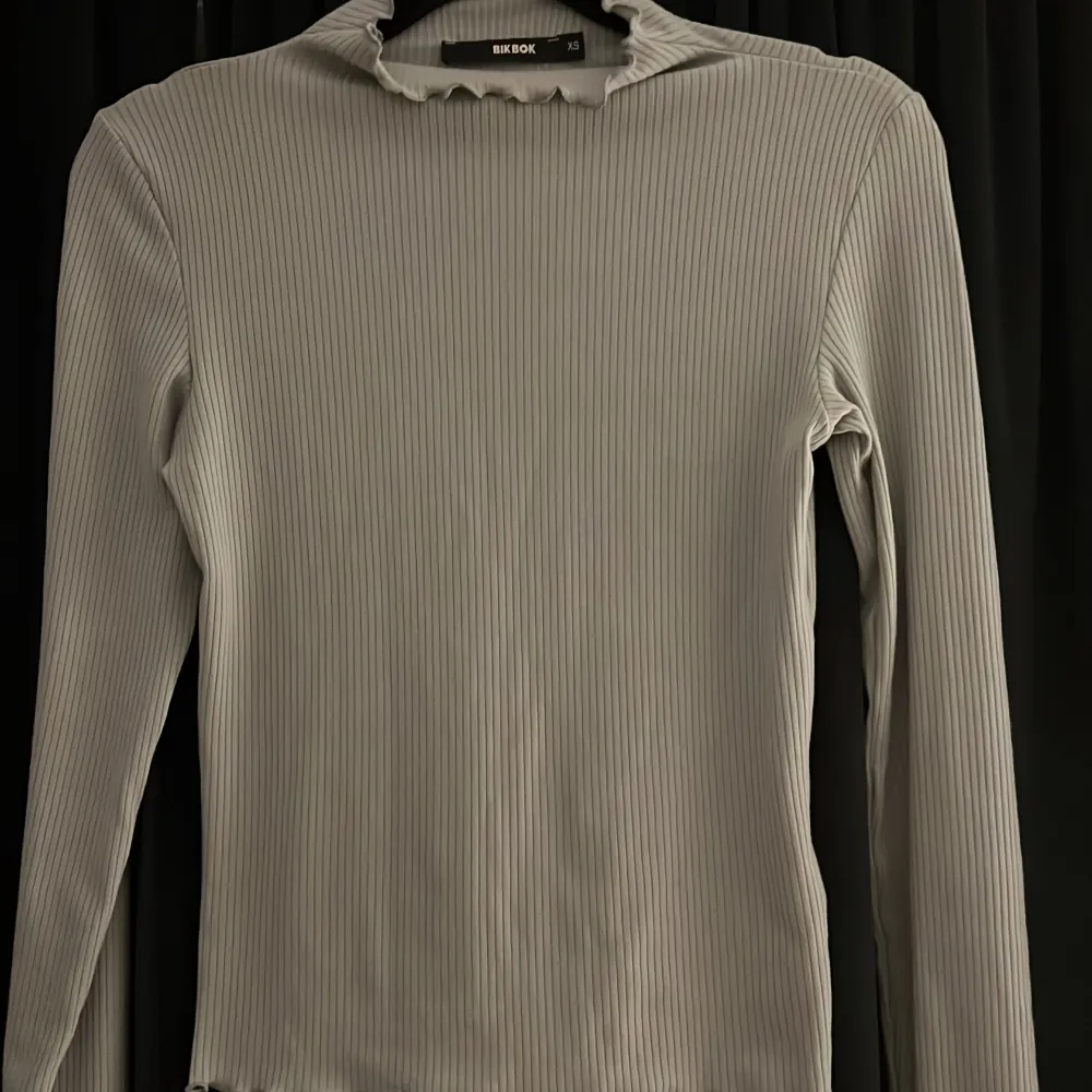 Säljer denna jättefina tröja från bikbok i storleken xs för 59 då det inte kommer till användning. I toppen skick💕. Tröjor & Koftor.