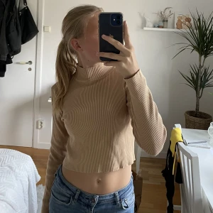 Stickad tröja  - En beige lite croppad stickad tröja med liten krage. Knappt använd ungefär 2 gånger därför säljer jag nu. Den är en M men skulle mer säga S/Xs
