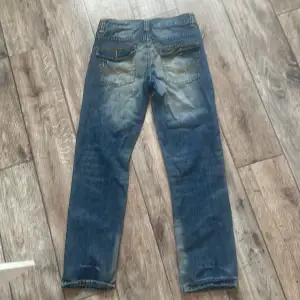 Säljer dessa jeans pågrund utav att dom är för små. 