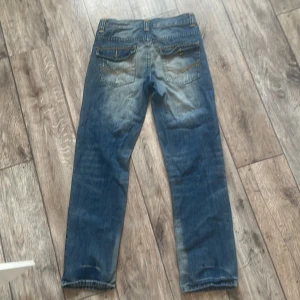 Lowrised Jeans  - Säljer dessa jeans pågrund utav att dom är för små. 
