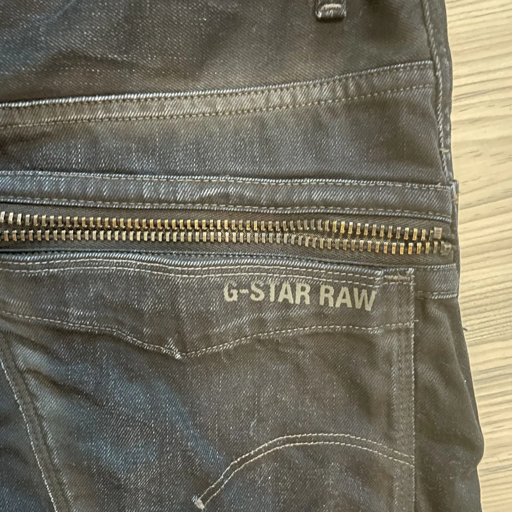 Säljer mina g-star raw jeans storlek 34/34 passar mig som är 187 lång 84kg. . Jeans & Byxor.