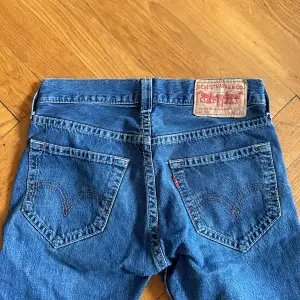 Vintage Levis jeans, super fint skick inga defekter, sitter som en SMÄCK, är storlek 30/32 sitter tightare på en person som är 38 och lösare på 36/34. Skulle mest motsvara en 36 i storlek👍🏼 skit balla 