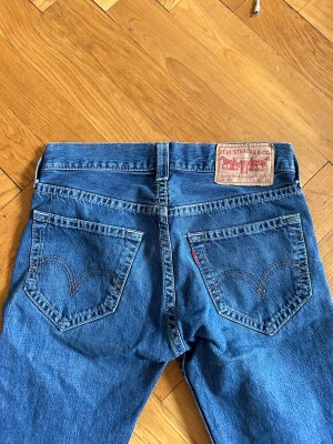 Levis vintage  - Vintage Levis jeans, super fint skick inga defekter, sitter som en SMÄCK, är storlek 30/32 sitter tightare på en person som är 38 och lösare på 36/34. Skulle mest motsvara en 36 i storlek👍🏼 skit balla 