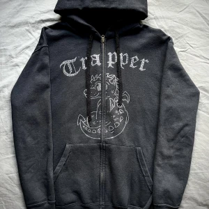 Trapper baby dragon - Tröja, stl. M, Herr Hoodie från MadeByTrappers i svart färg. Varsamt använd och i fint skick. Inga stenar/kristaller saknas.  Pris: 400kr Kan skickas mot fraktkostnad. 