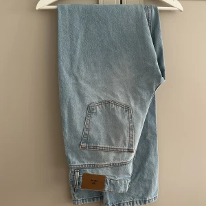 Nya jeans från Nelly  - Ljusblå jeans från Nelly. Endast testade. Mid/låg-midjade. 