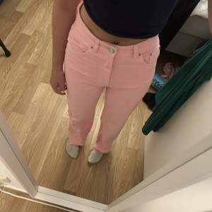 Säljer nu mina rosa High waist jeans från ginatricot då de inte kommer till användning längre🌸tveka inte att skriva till mig om ni har några frågor eller nått sånt💞