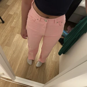 Rosa jeans  - Säljer nu mina rosa High waist jeans från ginatricot då de inte kommer till användning längre🌸tveka inte att skriva till mig om ni har några frågor eller nått sånt💞