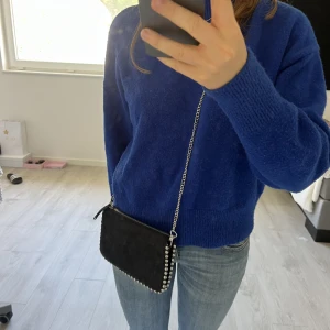 Väska - Supersnygg axelrems väska perfekt till vardags, aldrig använd. 