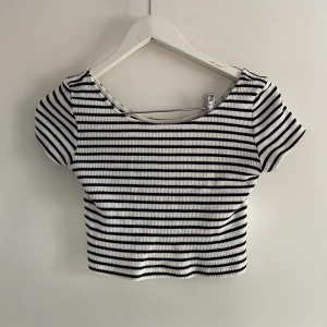 Randig t-shirt - Jättefin tröja från H&M som jag köpt av en tjej här på Plick men tyvärr så va den för stor på mig, tröjan är i storlek s men skulle säga att den sitter som en m 