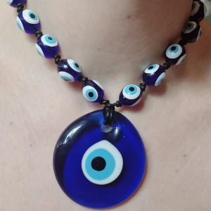 Onda ögat , evil eye stort halsband - Tungt, ställbart halsband i mycket fint skick! Kommer lägga upp en del smycken och accessoarer den kommande veckan, så följ gärna för mer 💖