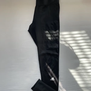Adidas tights  - Säljer dessa snygga adidas tights, köpt på adidas hemsida för 699kr, säljer nu den för 150kr. Storlek xs men kan man passa en S 