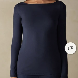 Intimissimi tröja - Säljer denna tröja i kashmir, jätte lik den andra som alla har bara att den hära tröjan är inte genomskinlig. Bra skick men bara ett pyttelitet hål som verkligen inte syns när man har på sig den längst nere på tröjan. Fråga för bilder 💕org pris: 199 kr