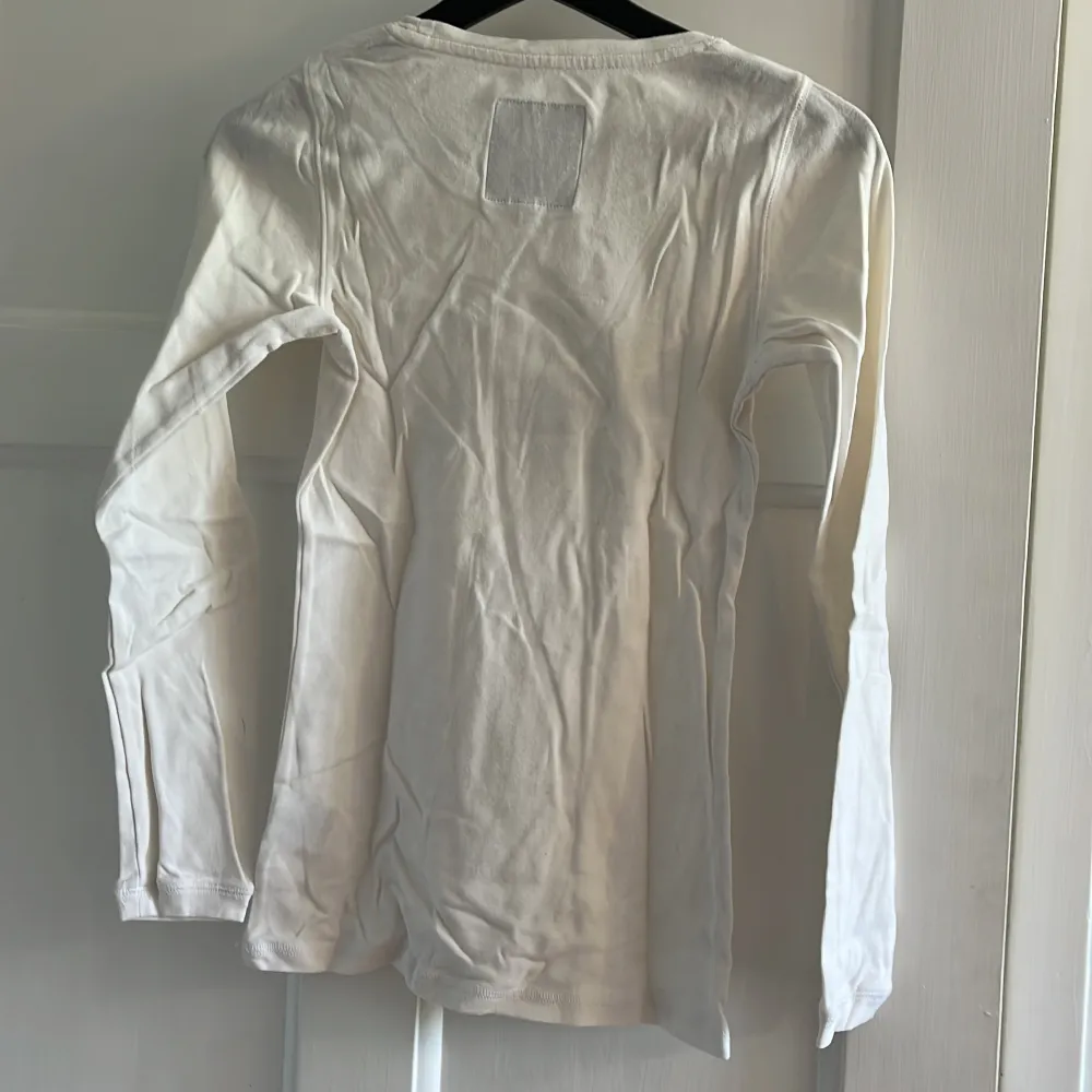 En fin vit långärmad T-shirt💕 från lexington💕 syns inte att den är använd💕 . T-shirts.