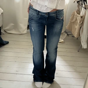 Diesel jeans - Sjuuukt snygga lågmidjade Diesel jeans💙💙💙 midja: 38 cm innerbensmått: 75 cm. Jag är ca 155 men de är tyvärr för långa 🥲Köp direkt för 600. BUD PÅ 500