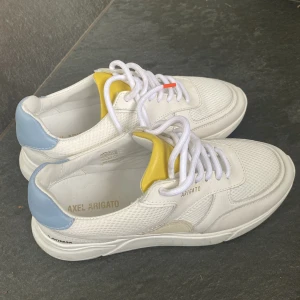 Axel Arigato sneakers   - Axel Arigato sneakers i storlek 39 i nyskick, knappt använda. Skorna är normala i storleken. 