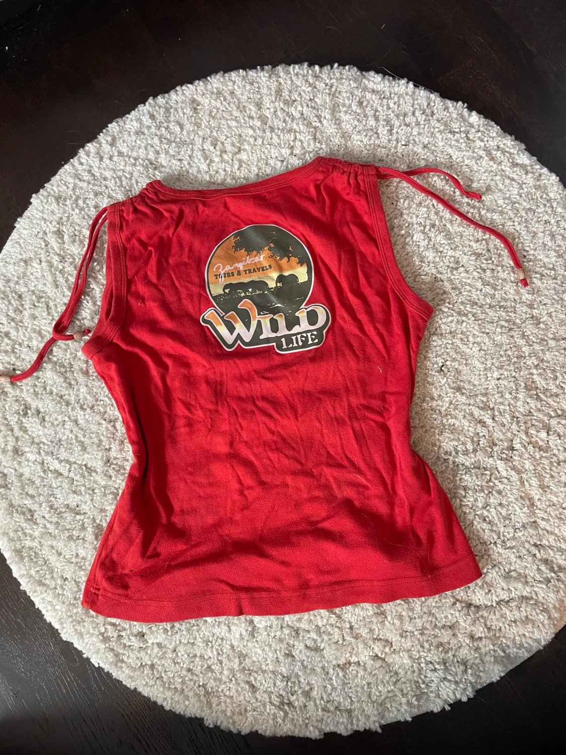 Rött linne med pärlband och logga  - 90