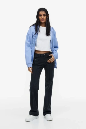 Hm jeans  - Säljer nu dessa riktigt coola hm jeans. Säljer pga att de inte riktigt är min stil längre. Nästan aldrig använda och är i väldigt gott skick. Slut sålda och har varit de länge. Om ni har frågor är de bara att höra av sig! 
