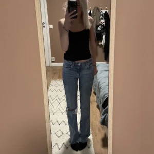 Blåa bootcut low/mid waist  - Ett par blåa Gina jeans med ett hål i ena knät väldigt fina och näst intill oanvända, om du har fler frågor så kan du skriva privat, och köparen står för frakten💕💕