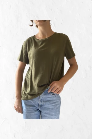 Grön T-shirt  - Jättefin & skön olivgrön T-shirt ❤️Storleken är S🌸Inga defekter!