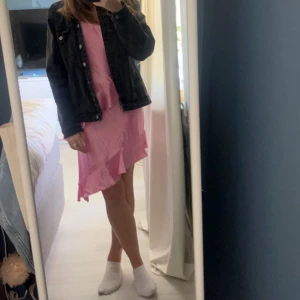 Rosa satin klänning - Jättefin slutsåld satin volang klänning med lappen kvar från hm nypris 500kr. Storlek xs men passar även s kanske m. Skriv för fler bilder❤️